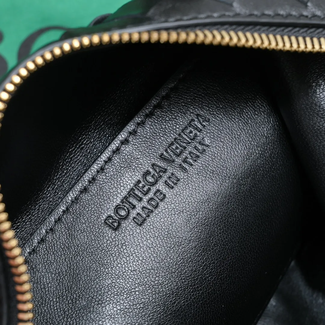 Batch 1560 #Bv Small Intrecciato woven leather bowling bag with detachable crossbody strap, single interior flat pocket, zipper closure "Classic weaving craftsmanship" is an indispensable symbol of the brand🔥. The meticulous weaving craftsmanship not only makes the bucket bag show a sense of high-end, but also adds a sense of agility to it, exuding a simple and elegant beauty. It is made of soft and delicate sheepskin texture. It is light and comfortable, and reveals a sense of high-end everywhere. The color matching is refreshing and clean, and the upper body is aged~concave shape! A bowling bag that can be used for both work and leisure. Size: 20.5*15.5*10cm, model: 7460#